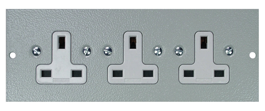 ST0405 - Triple Unswitched Sockets Plate