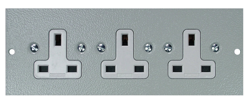 ST0405 - Triple Unswitched Sockets Plate
